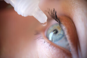 eyedrops-into-eye-recovery